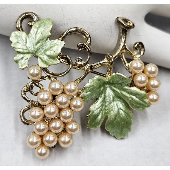 Vintage Faux Pearls Mint Green Enamel Leaves Grapes Brooch   1 3/4 w x 1 7/8 t - Picture 1 of 2